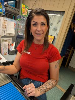 11. Telemark: Aina Granlund, 35 år, Matkroken Hovin, Tinn. Kundene sier: Det er nesten ikke mulig å møte en like hyggelig kassemedarbeider som Aina. Å dra til butikken er alltid fint. Det er aldri noe problem å spørre henne hvis du lurer noe, og hun passer på at stemningen i butikken alltid er god. Ofte tilbyr hun seg å holde et øye med barna, slik at en mor får handlet i fred. – Dette er en liten butikk og jeg er både kassemedarbeider og butikksjef. Siden jeg overtok driften i 2023, har jeg hatt gleden av den gode nærheten mellom folk som bor i bygda. Jeg vokste opp her, alle kjenner alle. Uten patriotiske innbyggere og hytteeiere hadde det ikke gått rundt, så takk til dem, sier Aina da Hjemmet ringer butikken. Hun synes det er kjempestas å være i finalen, synes det er fint å bli satt pris på. Adresse: Matkroken Hovin, Hovinvegen 1910, 3652 Hovin i Telemark. Tlf. 905 79 234/35 09 92 30. E-post: aina.granlund@coop.no For å gi din stemme til Aina: Send KASSE11 til 2205