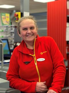 15. Vestland: Reidun Karin Reinertsen, 53 år, Extra Sveio, Sveio. Kundene sier: Dette er en dame som er selve definisjonen på hverdagsmagi i kassen. Reidun møter hver eneste kunde med et oppriktig smil, sitt varme blikk og sin veldig merkbare tilstedeværelse. Alle føler seg sett av henne. Hun løfter stemningen i rommet og gjør dagen din bedre. Fra henne får du ikke et nei. – Reidun Karin har vært hos oss i mange år og er den beste. En gang jeg satt på julebord og spurte tilfeldige mennesker rundt meg om hvorfor de handler hos oss, pekte de på henne, som satt litt fra oss. Stem henne frem, sier butikksjef Rebekka Lye. Adresse: Extra Sveio, Sveiogata 66, Senter, 5559 Sveio. Tlf. 412 29 970/53 74 04 30. E-post: rebekka.lye@coop.no For å gi din stemme til Reidun Karin: Send KASSE15 til 2205