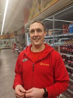 7. Nordland: Chris René Bratland, 41 år, Extra Korgen, Hemnes. Kunder sier: Chris er rett og slett super. Han møter hver eneste arbeidsdag med stor glede, energi og positivitet. Uansett hvor hektisk det er, står han i det med et smil, stoisk ro og profesjonell holdning. Hans engasjement går langt utover det som kan forventes. Han er unik fordi han alltid yter det lille ekstra. Et forbilde og en kulturbærer! – Dette er veldig hyggelig og smigrende, selv om jeg ikke er så glad i å stikke meg frem. At jeg er i finalen for andre år på rad må bety noe, sier Chris selv. Butikksjef Jonas Kvitnes er strålende fornøyd med, og kjempestolt over, å ha en ansatt som utmerker seg så positivt at han ender opp i finalen for andre gang. Han sier at Chris er «jæv», som er nordnorsk for «veldig god å ha». Adresse: Extra Korgen, Meieriveien 1, 8646 Korgen. Tlf. 476 45 039/75 19 15 00. E-post: jonas.kvitnes@coop.no For å gi din stemme til Chris: Send KASSE7 til 2205