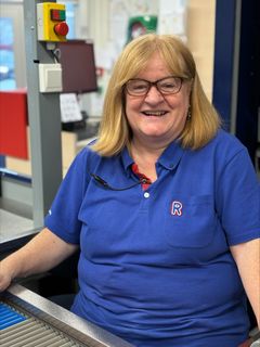 2. Akershus: Gitte Jacobsen Martinsen, 61 år, REMA 1000 Son, Vestby. Kundene sier: En godhjertet dame som har jobbet på REMA1000 i snart 15 år. På folkemunne kalles hun «REMA-dama». Hun møter alle kunder med et smil og et oppriktig engasjement. Er en imøtekommende og tilstedeværende person som virkelig kjenner sitt lokalmiljø. For henne er ingen «bare en kunde» – hun ser hver enkelt, kjenner igjen navn og ansikter og skaper gode samtaler om smått og stort som opptar dem. – Gitte har en unik evne til å få mennesker til å føle seg sett og verdsatt. Hun husker hendelser de har fortalt om, spør hvordan det går. Hun er kort sagt et stort menneske som alltid bryr seg om hvordan andre har det, sier kjøpmann Tom-Remi Hansen Stenqvist. Adresse: REMA1000 Son, Gartnerveien 3, 1555 Son. Tlf. 900 15 121/64 95 69 90. E-post: tom-remi.stenqvist@rema.no For å gi din stemme til Gitte: Send KASSE2 til 2205