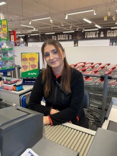 6. Møre og Romsdal: Ella Heder, 25 år, Eurospar, Sykkylven. Kunder sier: Ella gjør en stor forskjell både for kundene og arbeidsmiljøet. Hver dag møter hun alle med tålmodighet og en positiv holdning som smitter. Hun er alltid nøye og effektiv, og tar seg tid til å gi god service. Alle føler seg velkomne når hun er i nærheten. Verdens blideste og snilleste jente! - Dette fortjener absolutt Ella. Hun har jobbet i butikk siden hun var ung og vet hva som gjelder. Hun er enkel å prate med, veldig hjelpsom og er derfor godt likt, sier butikksjef Håvard Elias Hovet Aas. Han synes det er veldig kjekt at en av hans ansatte er i finalen. Nå håper han at kundene stemmer henne frem. Adresse: Eurospar Sykkylven, Haugneset 28, 6230 Sykkylven. Tlf. 458 74 357/70 25 10 09. E-post: havard.aas@spar.no For å gi din stemme til Ella: Send KASSE6 til 2205
