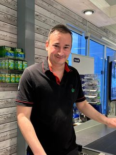 12. Troms: Abel Lopez Lorente, 33 år, Spar Storsteinnes, Balsfjord. Vi har en helt spesiell kassemedarbeider her i Storsteinnes. Han heter Abel, er innvandrer og sprer glede. Han er en super-hjelpsom person som har dusinvis av positive anmeldelser på Google. Han har vært 3 ½ år i Norge og vi håper å få beholde ham her i mange år til. – Abel fortjener virkelig å vinne. Han tilbyr en service som ligger langt utenfor det som er vanlig, ikke minst gjennom å snakke flere språk og hjelpe til med alt fra lading av bil til å forklare veien for turister som er innom. Da han kom hit, kunne han ikke norsk, men det kan han nå. Han er imponerende, sier butikksjef Krister Skogli. Adresse: Spar Storsteinnes, Brattmelveien 6, 9050 Storsteinnes. Tlf. 91 61 05 81. E-post: Krister.Skogli@spar.no For å gi din stemme til Abel: Send KASSE12 til 2205