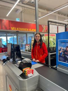 13. Trøndelag: Alexandra Vicanova, 20 år, Extra Soknedal, Midtre Gauldal. Kundene sier: Alexandra er like blid hver dag, like snill, like imøtekommende og like hjelpsom. Leter du etter noe, hjelper hun deg med å finne det. Hun sier hei og tar hyggelig imot alle, og gir glede til så mange som handler i butikken. En solstråle, som ikke selv gjør mye for å ta plass, men som ser andre. – Alexandra kom til oss som litt sjenert og forsiktig for et halvt år siden. Sakte, men sikkert er hun blitt tryggere i sin rolle. Hun er et eksempel på at et friår fra skolegang kan gi personlig vekst. Det i seg selv er en stor glede for meg som leder. Hun er en ansatt jeg kan stole på, sier butikksjef Janne Thue Formo. Adresse: Extra Soknedal, Soknedalsveien 585, 7288 Soknedal. Tlf. 950 61 915/72 43 32 62. E-post: janne.formo@coop.no For å gi din stemme til Alexandra: Send KASSE13 til 2205