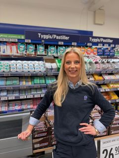 14. Vestfold: Synne Skau Rønningen, 18 år, REMA 1000 Toppen, Holmestrand. Kunder sier: Mange sier at de har verdens hyggeligste kassemedarbeider, men jeg vet at vi har henne her, på Rema 1000 Toppen. Imøtekommende og blid, alltid. Positiv og velvillig, hver eneste gang. Tar imot kundene på en fin måte. Akkurat slik en perfekt serviceperson skal være. – Synne er et eksempel på at du kan bygge en karriere som ung hvis du er villig til å stå på som deltidsansatt utenfor skolen. Hun jobber i ferier, helger og på kvelder og vi får bare positive tilbakemeldinger på møtene kundene får med henne i kassen. Hun er utadvendt og prater med folk, og viser en glede som smitter. Hun sier at hun vil satse på en karriere i REMA og det håper jeg virkelig at hun gjør alvor av, sier butikksjef Julia Karoline Tota. Adresse: Rema 1000 Toppen, Hvittingfossveien 131, 3085 Holmestrand. Tlf. 407 24 817/977 44 766/33 06 64 00. E-post: juliaktota@gmail.com For å gi din stemme til Synne: Send KASSE14 til 2205