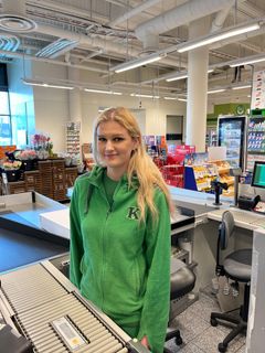 1. Agder: Isabell Myhra, 22 år, Kiwi Hamresanden, Kristiansand. Kundene sier: Verdens beste kassemedarbeider med en vakker, søt og sjarmerende utstråling. Hver gang denne damen er på jobb, kommer hun med et stort smil og sier hei til alle. Jeg føler meg alltid like velkommen av Isabell. Når jeg har en dårlig dag, gjør hun den bedre. – Isabell er en jordnær person som ikke roper høyest, og hun møter kundene våre med varme og godhet. Jeg er takknemlig for at hun tar så godt vare på kundene våre. Blide kassemedarbeidere som henne betyr mye for butikken – det får kundene til å komme tilbake. Å være sjefen hennes er lett; hun stiller alltid opp når andre er syke, sier aldri nei, sier butikksjef May-Linn Mandt. Adresse: Kiwi Hamresanden, Balchens vei 5, 4656 Hamresanden. Tlf. 978 32 837/38 09 43 30. E-post: Kiwi.hamresanden@kiwi.no For å gi din stemme til Isabell: Send KASSE1 til 2205