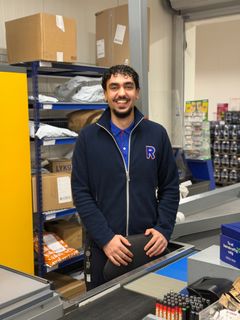 9. Østfold: Asa Hemen Hussein, 20 år, REMA 1000 Stadion, Fredrikstad. Kunder sier: Han er en utrolig fin fyr, som alltid tar hensyn til eldre og svake, som trenger hjelp. Når det er tilbud og kampanjer forklarer han kundene hva som lønner seg å handle, og hvorfor. På denne måten sørger han for at alle får mest mulig ut av handelen. En gang jeg kom med en firepakning med brus, minnet han om at det lønte seg å kjøpe en sekspakning, det var nesten samme prisen. En verdifull kassemedarbeider. – Asa er en ung mann som har jobbet hos oss i ett år. Hva jeg først og fremst tenker, er at han er ordentlig i møtene med mennesker og ikke forskjellsbehandler folk. Han er høflig og hjelpsom. Vi møter mange i løpet av en dag og de små, hyggelige øyeblikkene i samtale med en som ham betyr mer enn vi ofte aner, sier kjøpmann Marius Fatnes. Adresse: REMA 1000 Stadion, Stadion 33, 1671 Kråkerøy. Tlf. 958 38 237/69 34 72 20. E-post: marius.fatnes@rema.no For å gi din stemme til Asa: Send KASSE9 til 2205