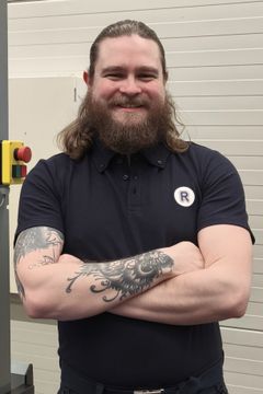 4. Finnmark: Georg Lundebø Molnes Harila, 31 år, REMA 1000 Hesseng, Sør-Varanger. Kundene sier: Georg er alltid så smilende og glad i møtet med folk som handler. Og til og med som sivil kan han sette seg ved kassa og prate hyggelig med kundene. Han pleier å si at det er herlig, fantastisk og nydelig når vi har husket å ta med flerbruksnett og med det sparer naturen. En gang spurte han en kunde om hun ville ha kvitteringen, svarte hun at hun heller ønsket at han skulle synge, og det gjorde han jammen også. – En tvers gjennom fin fyr som det ikke finnes mange av. Han tar alltid vare på folk rundt seg. Det er godt å være sjef, kollega og kunde rundt Georg, sier kjøpmann Audun Øwre, og forteller at den populære kassemedarbeideren egentlig er fra Vestlandet. Han kom til Finnmark på grunn av kjærligheten. Adresse: REMA 1000 Hesseng, E.K. Andersons vei 1, 9912 Hesseng. Tlf. 916 63 971/78 99 70 55. E-post: audun.owre@rema.no For å gi din stemme til Georg: Send KASSE4 til 2205