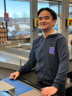 3. Buskerud: Anders Nguyen, 21 år, REMA 1000 Lierstranda, Lier. Dette sier kundene: I en travel hverdag betyr små møter mye og Anders er en av dem som skaper fine øyeblikk hver dag for mange mennesker. Han sprer varme, glede og god stemning når han sitter i kassa og er med på å gjøre lokalmiljøet triveligere. – Anders er eksepsjonelt hjelpsom og effektiv i kassa, og han spør alltid folk om de har det bra. Han jobber deltid og har hele veien gitt et veldig godt inntrykk. At kundene setter pris på ham er åpenbart, sier kjøpmann Eirik Hauger. Som sjef synes han det er veldig hyggelig at en ansatt stikker seg frem positivt. Adresse: REMA 1000 Lierstranda, Lierstranda 93, 3414 Lierstranda. Tlf. 988 40 957/32 84 94 90. E-post: eirik.hauger@rema.no For å gi din stemme til Anders: Send KASSE3 til 2205