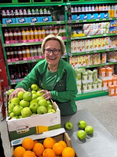 5. Innlandet: Kari Aase Lunde, 67 år, Kiwi Venabygdsfjellet/Lundes turisthandel, Ringebu. Kunder sier: Kari Aase er omtenksom, sjenerøs og et arbeidsjern i familiebedriften, som nå er blitt Kiwi-butikk. Gjennom sine foreldre lærte hun å drive turisthandelen. Nå er hun de første i butikken og den siste som forlater den hver dag, og de tre døtrene er lært opp til å bidra. Først og fremst vil jeg skryte av hennes enestående arbeidsmoral. – Dette er veldig stas. Jeg føler selv at jeg har verdens beste jobb. Det er fordi jeg trives så godt at jeg er i butikken så mye, sier finalisten selv. Hun har en variabel arbeidsdag og synes det er fint at de er blitt et samlingssted i bygda for både fastboende og hyttefolk. I kaffekroken har de alltid gratis kaffe til de som vil sette seg ned for å prate litt. Adresse: Kiwi Venabygdsfjellet, Rondevegen 770, 2632 Venabygd. Tlf. 97 58 40 43. E-post: maren@lundes.no For å gi din stemme til Kari Aase: Send KASSE5 til 2205