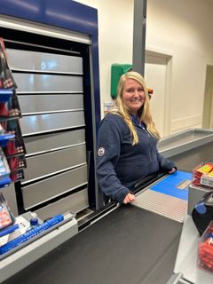 10. Rogaland: Nathalie Stange, 23 år, REMA 1000 Grannes, Sola. Kunder sier: Nathalie er garantert den hyggeligste kassemedarbeideren i hele vår region. Hun er virkelig en av de store gledessprederne i hverdagen til folk i området. Et ja-menneske, som bestandig har noe hyggelig å si til folk! Hun skal ha mye av æren for at Rema Grannes ble kåret til beste Rema-butikk i Norge i 2024. Vi kaller henne bare «Frøken Fryd». – Nå ble jeg så glad. Nathalie er et unikt menneske. Selv om hun har opplevd mye vondt, smiler hun til alle hver dag, stråler. Hun lar små barn sitte på fanget og scanne varer og den optimale ansatte, sier kjøpmann Daniel Baardsen Chin. Han forteller at lokalavisen en gang hadde en artikkel om Nathalie på bakgrunn av hvordan hun møter kunder. Adresse: REMA 1000 Grannes, Novstemmen 2, 4044 Hafrsfjord. Tlf. 950 09 435/51 55 05 00. E-post: daniel.chin@rema.no For å gi din stemme til Nathalie: Send KASSE10 til 2205