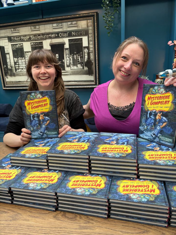 Oppunder hundre barn har prøvelest underveis i skriveprosessen de siste fire årene for å sikre riktig vanskelighetsgrad på mysteriene. Kirsten Holtmon Resaland (t.h) er barne- og ungdomspsykolog og prisbelønnet forfatter. Hun er også en ettertraktet foredragsholder.Her sammen med illustratør Sigrid Brænd.