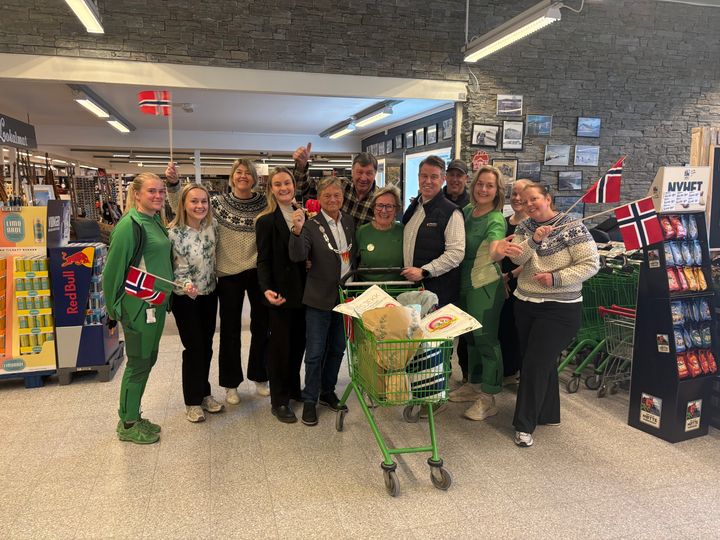 Jubeldag i Kiwi Venabygdsfjell i dag: Kari Aase Lunde ble hedret av fra venstre ansatte Janne Thoresen, datteren Katrine Isum Lunde, innholdsansvarlig Cathrine B Jensen fra Hjemmet, datteren Maria Lunde, ordfører Knut Fossmo i Ringebu, ektemannen Ola Isum, næringssjef Frode Martinsen i Ringebu, svigersønn Tommy Hagen, datteren Maren Lunde og redaksjonssjef Kitty B Jensehaugen i Hjemmet.