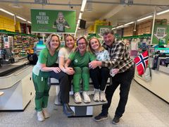 Heiet: Rundt seg har Kari Aase Lunde en gjeng som heier på henne. Fra venstre datteren Maren Lunde, datteren Maria Lunde, datteren Katrine Isum Lunde og ektemannen Ola Isum.