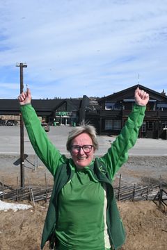 Jubler: Rett og slett veldig hyggelig, sier Kari Aase Lunde om å bli kåret til "Norges hyggeligste kassemedarbeider 2026".