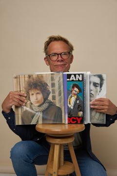 Espen Aas med sin unike platesamling av Bob Dylan plater
