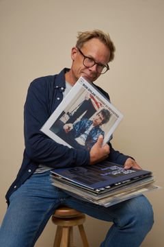 Espen Aas med sin unike platesamling av Bob Dylan