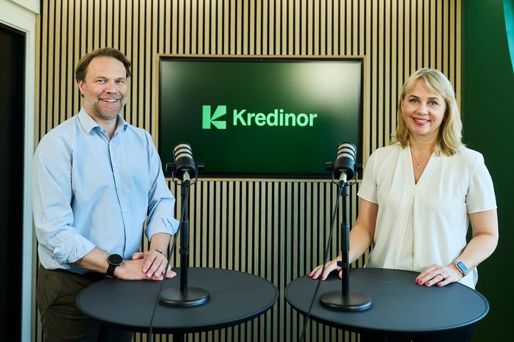Analysesjef Alexander Tinholt og direktør for bærekraft og kommunikasjon Melita Ringvold i Kredinor presenterte fersk innsikt om utvikling av inkassotall i Norge