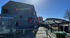 Anlegget på Trosvik skole settes i drift høsten 2023, og skal blant annet bidra til at bygget kan bruke sin egenproduserte solenergi når strømprisene er høyest, samt bidra til å stabilisere strømnettet.