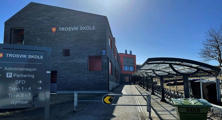 Anlegget på Trosvik skole settes i drift høsten 2023, og skal blant annet bidra til at bygget kan bruke sin egenproduserte solenergi når strømprisene er høyest, samt bidra til å stabilisere strømnettet. Foto: Trond Øyvind Karterud/Fredrikstad kommune
