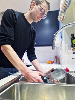 Kristian Solheim Thinn tester ut kjølemetoder på kjøkkenet sitt.