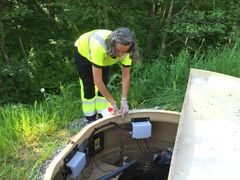 Her utføres prøvetaking i forbindelse med service på minirenseanlegg. Foto: Norsk Vann