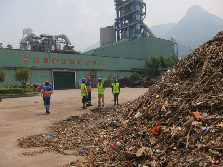 Avfallet i dette deponiet er samlet opp fra elven Yangtze i Kina og inneholder 12 prosent plast. Nå har SINTEF vist land i Asia at ikke-gjenvinnbar plast fra overfylte søppeldynger kan bli en grønn gullgruve for lokal sementindustri. Foto: SINTEF