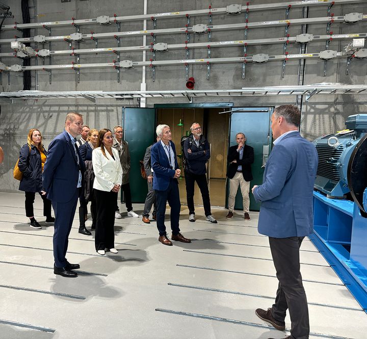 Forskningsleder Anders Valland i SINTEF Ocean viser Laboratoriet for maritime energisystemer for Fiskeri- og havminister Marianne Sivertsen Næss og konsernsjef i SINTEF Alexandra Bech GJørv m fl