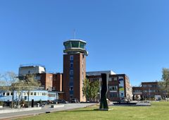 Flytårnområdet på Fornebu er i ferd med å utvikles til et sentrumsområde rundt det gamle flytårnet. Det skal bli et levende, variert, grønt og klimasmart område med liv mellom husene. Foto: Judith Thomsen/SINTEF