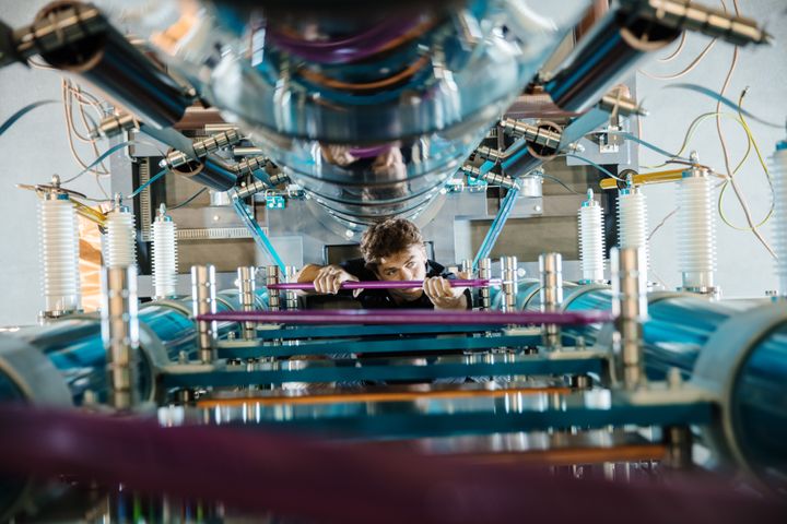 Rigging av forsøk i høyspenningshallen på SINTEF Energy Lab.