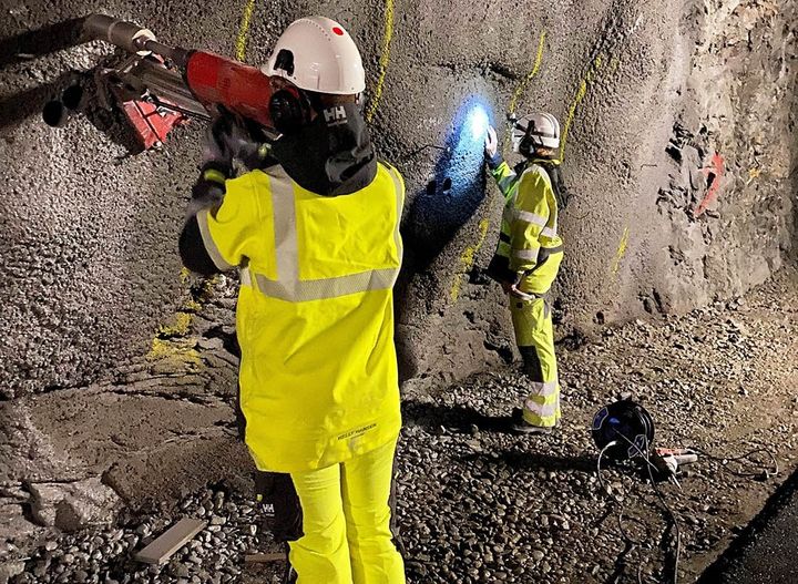 Tunnel- og anleggsbransjen trenger et teknologisk løft. Her bores kjerneprøver av sprøytebetong i en tunnel i Svorkmo.