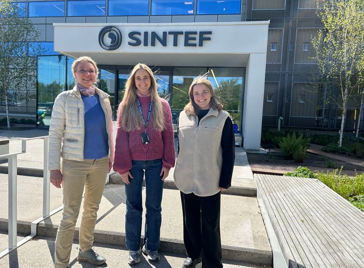 Doktorgradsstudent og forsker i SINTEF, Synne Krekling Lien (t.h.), har sammen med andre SINTEF-forskere laget datasettet i samarbeid med Oslobygg KF. Kari Thunshelle (t.v.) er prosjektleder i COFACTOR og Kamilla Heimar Johra (midten) er prosjektleder i Smart Building Hub. Foto: Ida Rambæk