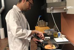 Her testes ulike ventilasjonsløsninger i SINTEFs laboratorium. Forskerne tilberedte 72 laksemiddager og overvåket inneklimaet.