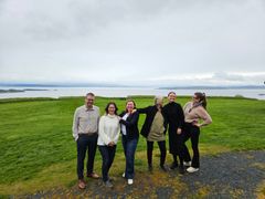 Forskere fra SINTEF og NTNU fikk en guidet rundtur av prosjektpartner Explorative AS for å lære om området som skal piloteres i forbindelse med turist-appen i 2025. Erfaringer ble delt med prosjektpartnere på kick-off på Øyna. F.v.: Ole Liabø (Kobla AS), Anne Haga (Explorative AS), Petra Sestak (Trøndelag Reiseliv), Else Ragni Yttredal (NTNU), Gunnhild B.A. Svaboe (SINTEF) og Silje Siljehaug (Kobla AS) Foto: Privat