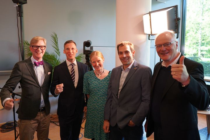 En jublende gjeng etter tildelingen av de nye KI-sentrene. Fra venstre: Dekan ved NTNU, Thomas Tybell, Patrick Blomqvist fra Equinor, forskningsleder ved SINTEF, Signe Riemer-Sørensen, Instituttleder ved NTNU, Sebastien Nicolas Gros og Vice President, Technology ved Kongsberg, Pål Orten. Foto: William Husby Hoven / SINTEF