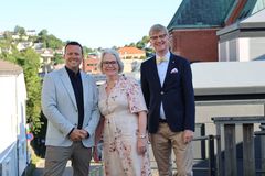 Fra venstre Trond Runar Hagen, Solveig Kristensen og Thomas Tybell signerer mandatet til Norsk kvanteklynge i Arendal under Arendalsuka. Foto: Christoffer Hals, UiO.