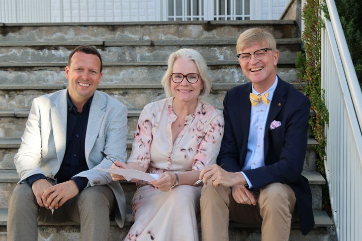 Fra venstre Trond Runar Hagen, Solveig Kristensen og Thomas Tybell signerer mandatet til Norsk kvanteklynge i Arendal under Arendalsuka. Foto: Christoffer Hals, UiO.