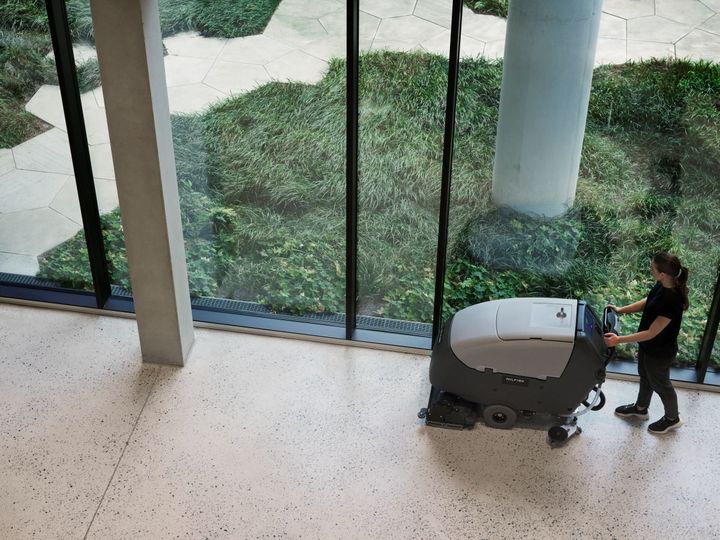 Renhold er ressurskrevende, men avgjørende for at samfunnet fungerer. Alt om Renhold er læreboka som tar for seg alle renholdsfaglige forhold.