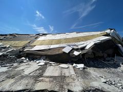 Revet bygning med plastisolasjon