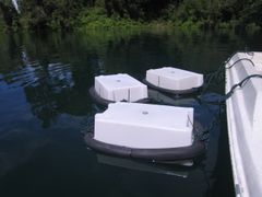 Et «flytende kammer» settes på vannflaten. Det samler opp CO2 og metan fra vannet som ville ha blitt sluppet ut til luft.