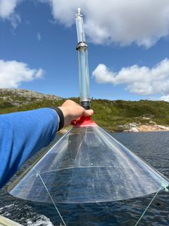 Boblefangere brukes på grunne områder for å måle om det kommer metan gjennom bobling fra sedimentene i magasinet.