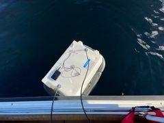 Et «flytende kammer» settes på vannflaten. Det samler opp CO2 og metan fra vannet som ville ha blitt sluppet ut til luft.