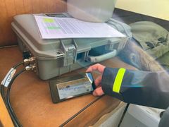 Gassen fra det flytende kammeret føres gjennom ledninger til et måleapparat ombord i båten som analyserer økningen i konsentrasjonen av klimagassene inne i kammeret.