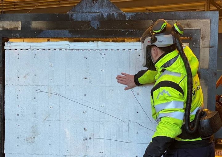 Bildet viser EPS-isloasjon som har vært beskyttet av to lag gips og utsatt for 15 minutters brannpåkjenning. EPS er uskadet og ikke påvirket av brannen.