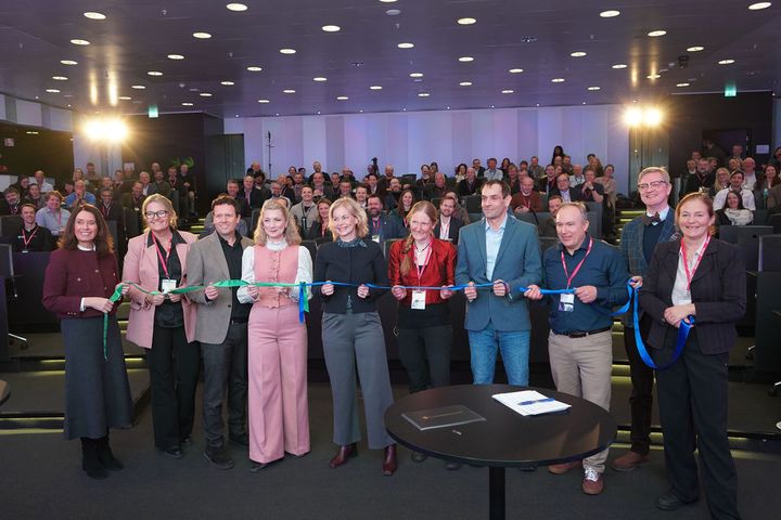 I stedet for snorklipping, gikk ministrene for å knyte sammen to bånd – som en illustrasjon på samarbeidet mellom forskning og norske bedrifter, industri og offentlige aktører.