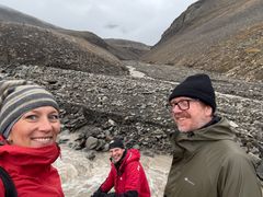 Forskningsleder Hanne Kvitsand i SINTEF, professor Gijsbert Breedveld ved UNIS og ingeniør Pål Tore Mørkved fra UiB er i Endalen på Svalbard for å ta vannprøver av smeltevann fra isbreer. Foto: SINTEF