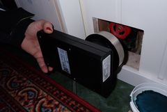 Bildet viser prøvetaking av muggsopp i kjellervegg. Foto: Mycoteam