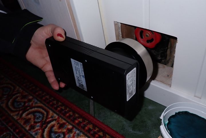 Bildet viser prøvetaking av muggsopp i kjellervegg. Foto: Mycoteam