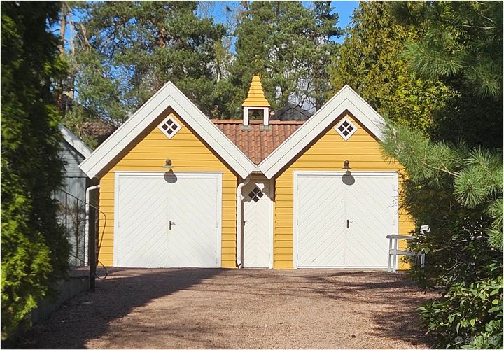Eksempel på god utforming av en dobbeltgarasje som bryter ned størrelsen. Fordi garasjen er mindre ruvende enn en vanlig dobbeltgarasje, tåler den å ha samme materialbruk og detaljering som hovedhuset. Foto: SINTEF