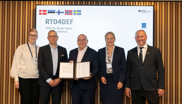 F.v: Malin Frenning fra svenske Rise, Kalle Harkki fra finske VTT, Juan Farré fra danske DTI, Alexandra Bech Gjørv fra norske SINTEF og Kaupo Reede, fra estiske Metrosert signerte tirsdag 9. juni 2026 samarbeidserklæringen som danner grunnlag for forsvarsforskningsalliansen RTO4DEF.
