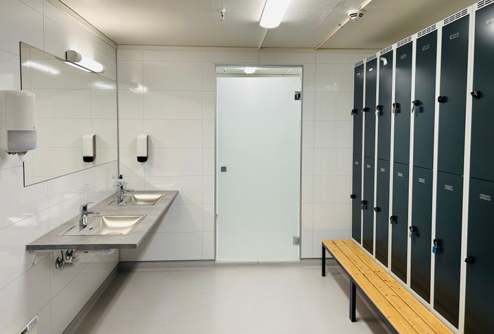 Garderober bør plasseres i kort gangavstand fra de aktivitetene de er knyttet til. Foto: SINTEF